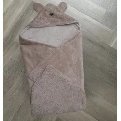 Omslagdoek van een zandkleurige teddy en badstof